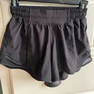 LuluLemon Hotty Hot Lined Short 2.5”